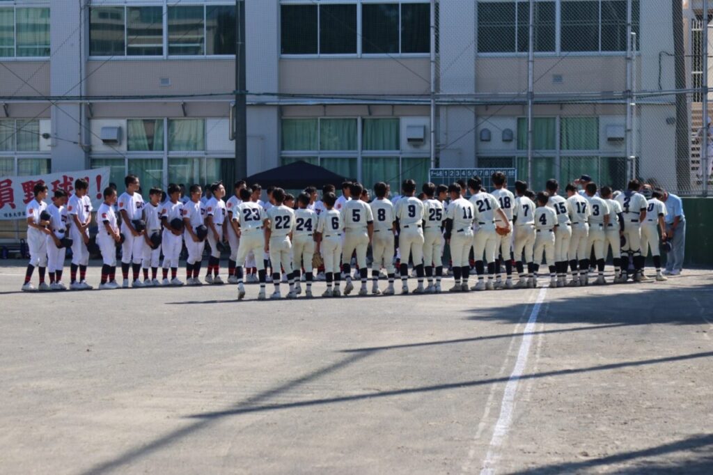 試合で整列する中学野球部