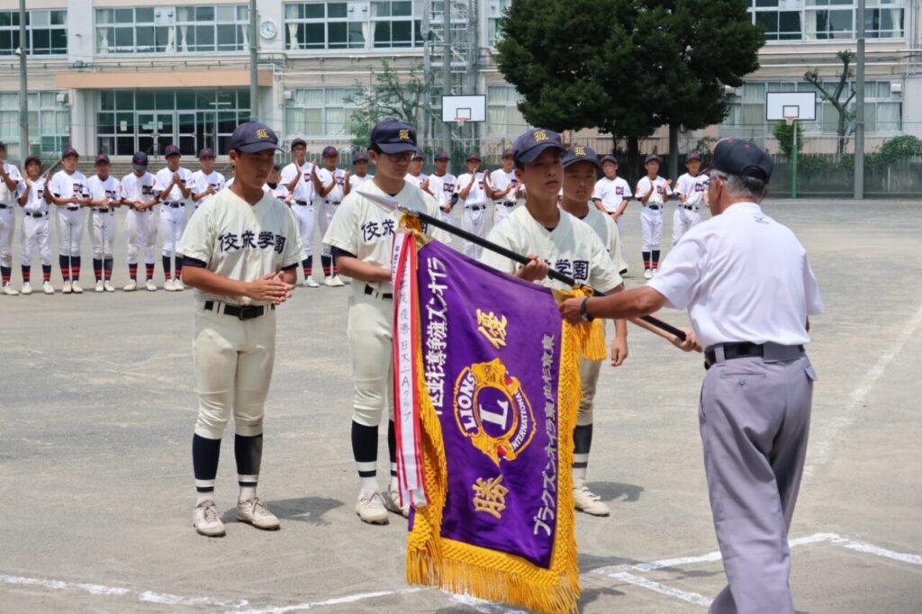 優勝旗を受け取る中学野球部