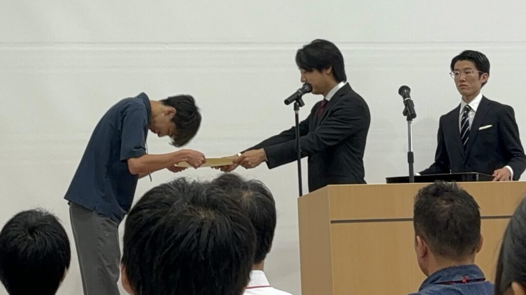 大臣賞の賞状を授与される小野 克己君