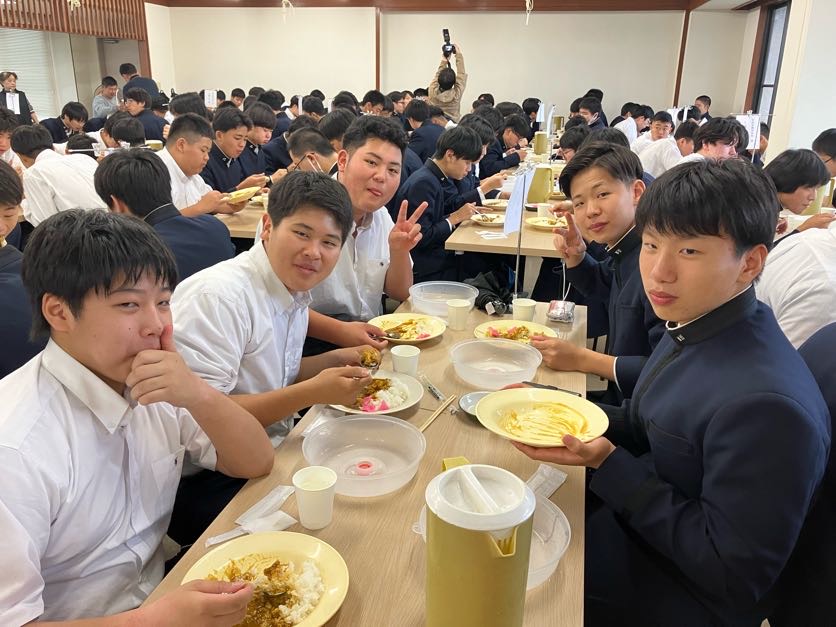中学3年生 修学旅行食事風景