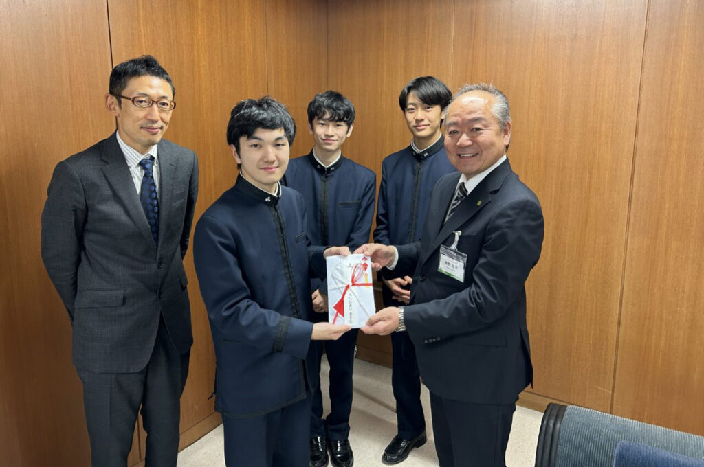 渦潮祭の収益の一部を寄付しました