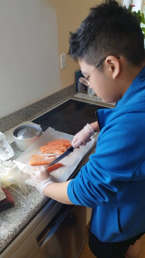 手巻き寿司を振る舞う