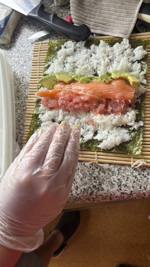 手巻き寿司を振る舞う