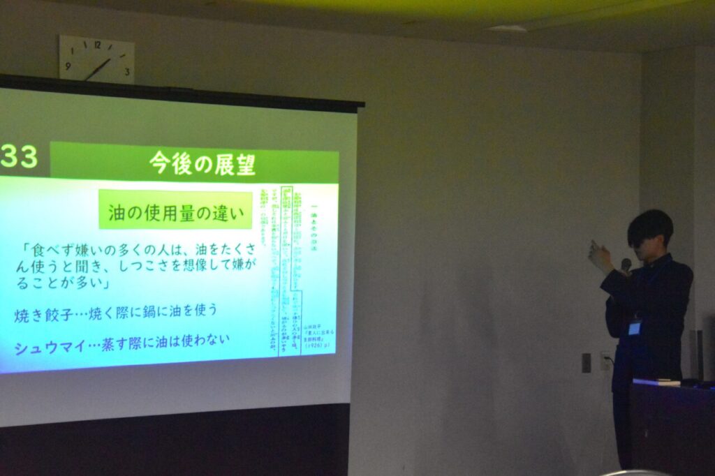 スライドを前にプレゼン中