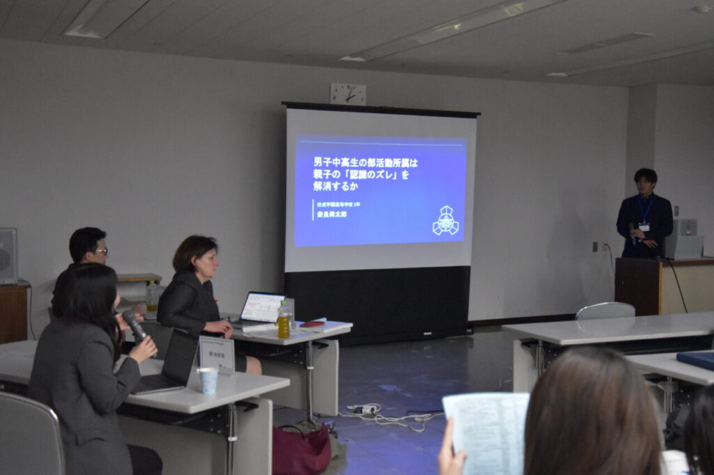 スライドを前にプレゼン中