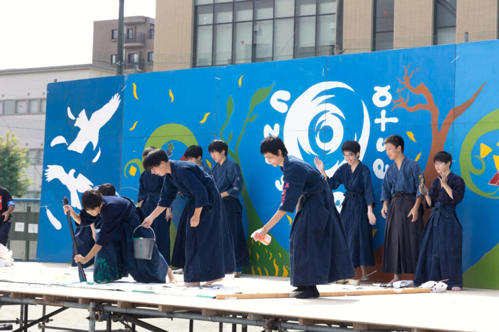 渦潮祭の舞台で生徒たち